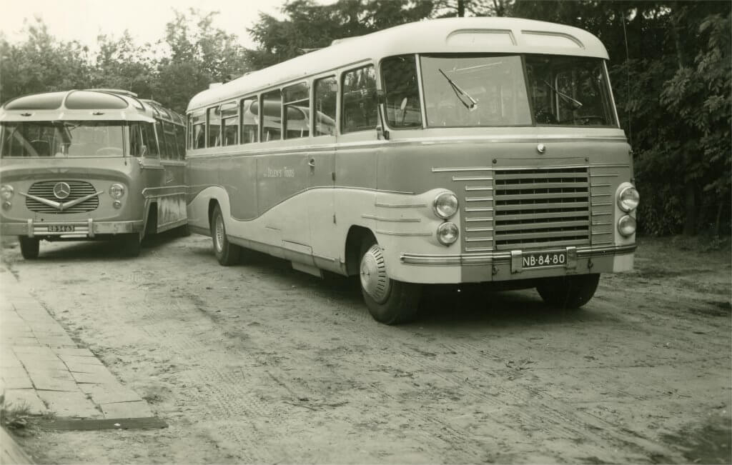 Oude touringcar Jan van Delen